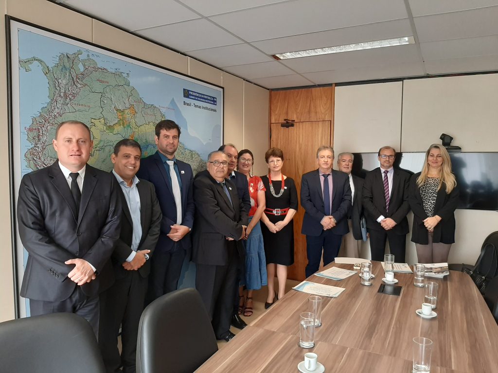 Prefeitos da nova composição da AMUSUH e a equipe técnica da Associação realizam audiência no MME 12