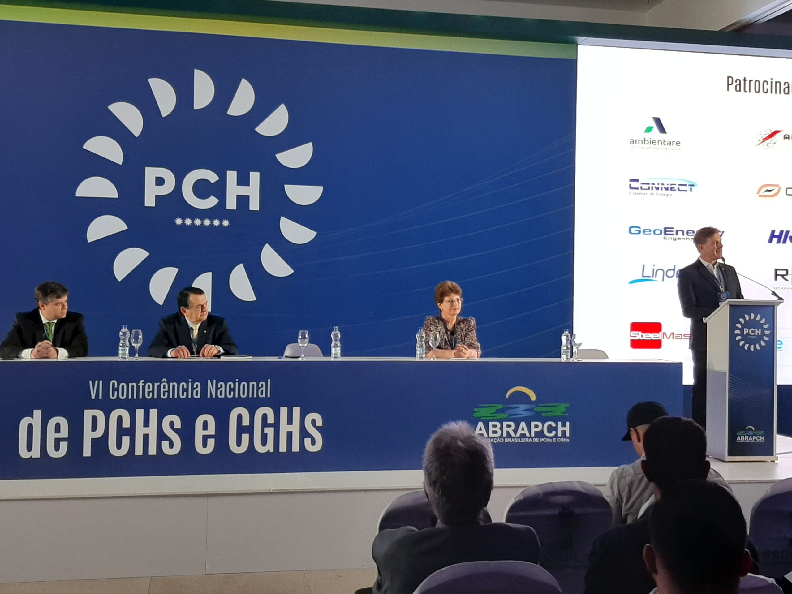 Secretária-Executiva da AMUSUH discursa em evento da ABRAPCH 3