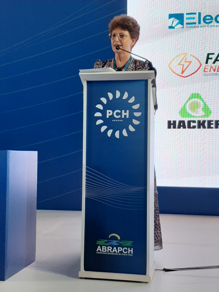 Secretária-Executiva da AMUSUH discursa em evento da ABRAPCH 7