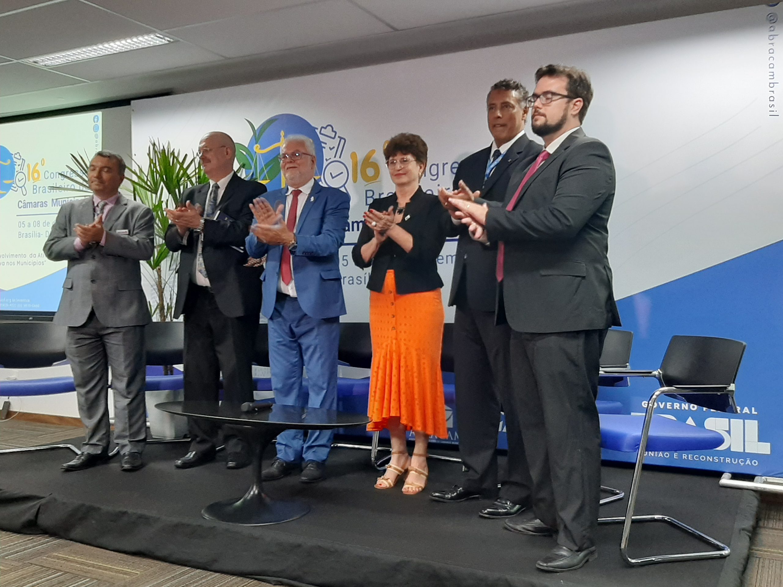 Secretária-executiva da AMUSUH discursa em evento da ABRACAM 2
