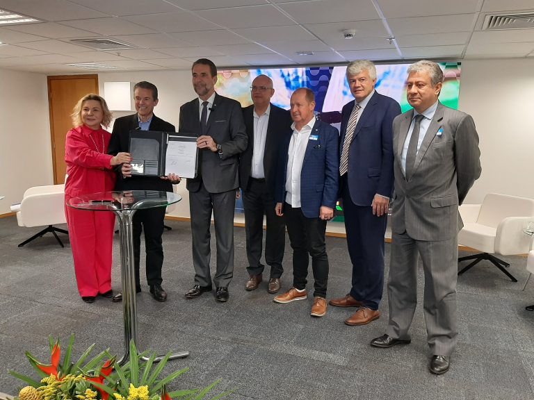 AMUSUH participa de formalização de ACT entre MPA e Itaipu Binacional