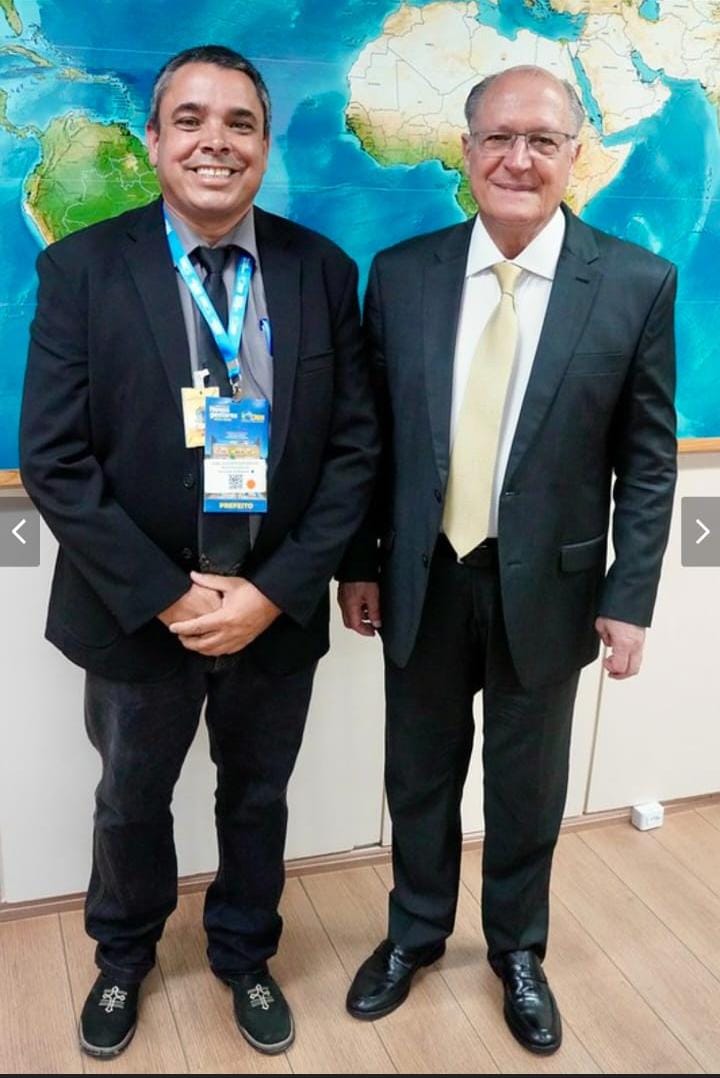 Novos integrantes do quadro de dirigentes da AMUSUH visitam a sede da Associação e articulam alianças políticas