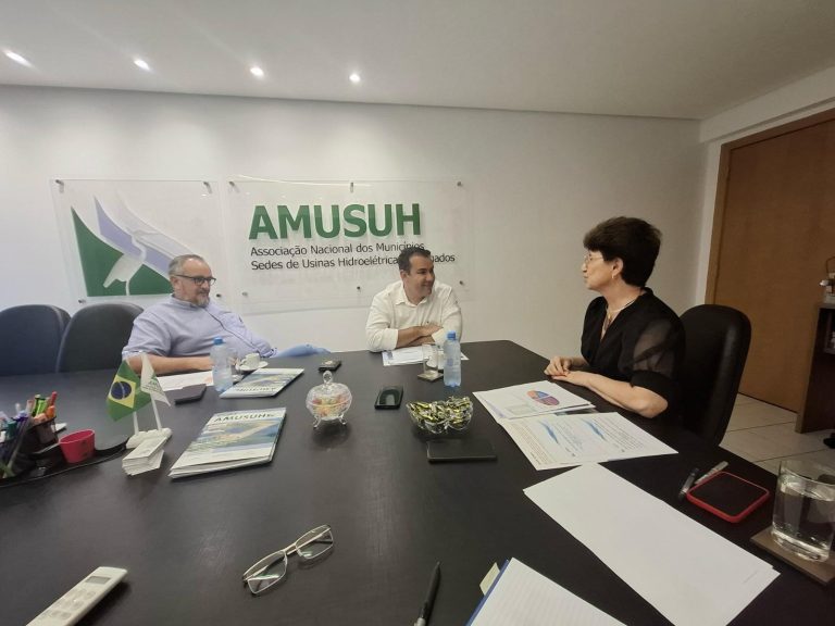 AMUSUH Recebe Prefeito de Tupaciguara em sua Sede