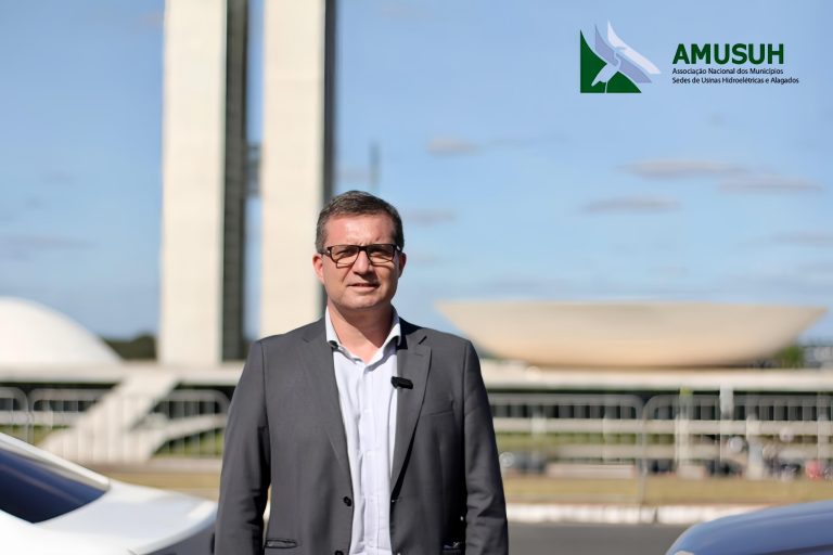 Em frente ao Congresso Nacional, Cassiano Maia, presidente da AMUSUH, fala sobre metas e conquistas