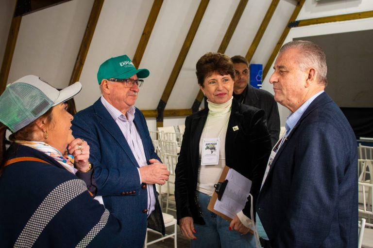 AMUSUH discute arrecadação e defende municípios em parceria com a FAMURS na Expointer