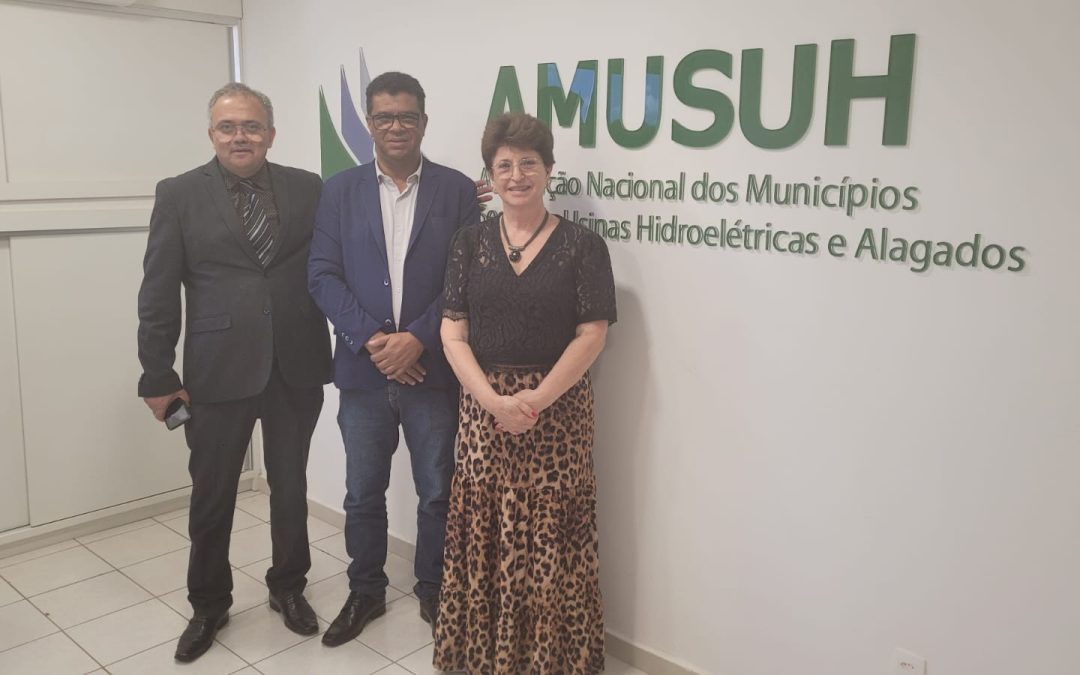 Prefeitos visitam a sede da AMUSUH