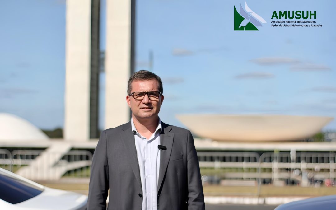 Em frente ao Congresso Nacional, Cassiano Maia, presidente da AMUSUH, fala sobre metas e conquistas