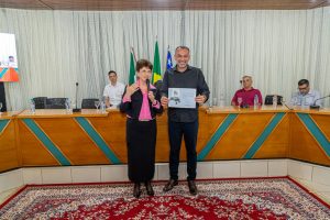 Entrega do Certificado para o Prefeito Horoldo Coelho