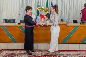 Entrega de Reconhecimento Público para Terezinha Sperandio - Secretária Executiva AMUSUH