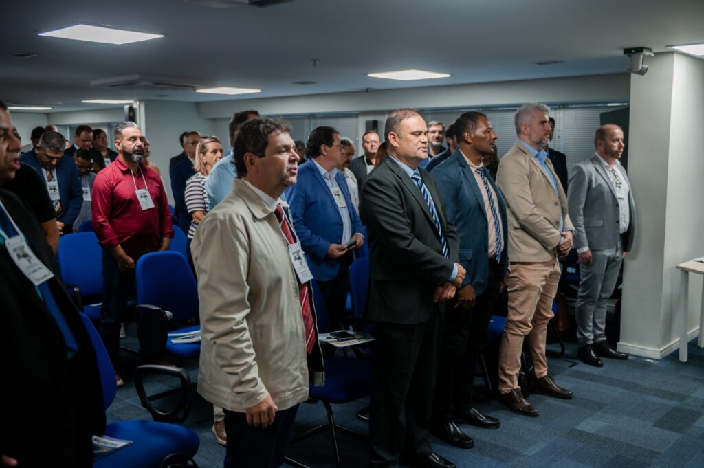 Entoando o Hino Nacional