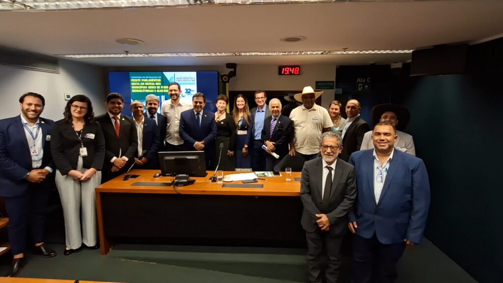 Parlamentares , prefeitos e lideranças da AMUSUH reunidos na Câmara dos Deputados